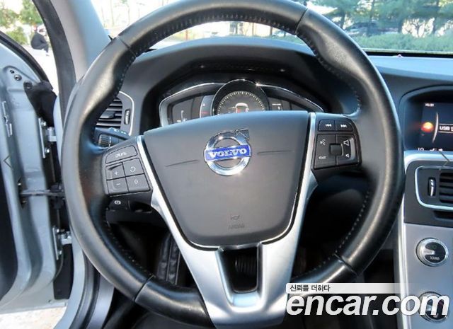 Volvo S60 2017 — photo 8