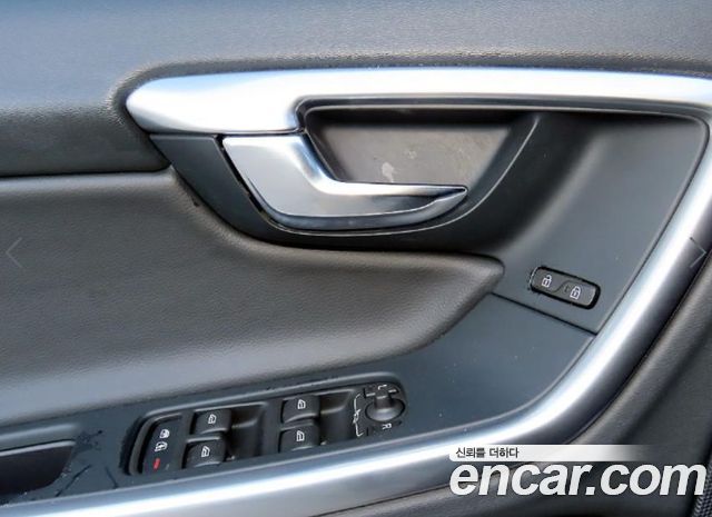 Volvo S60 2017 — photo 11