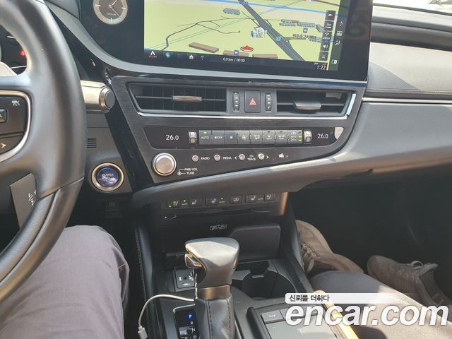 Lexus ES 2022 — photo 10