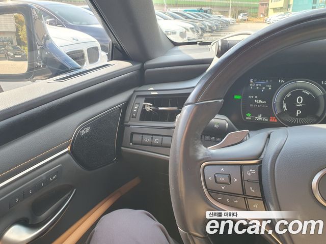 Lexus ES 2022 — photo 11