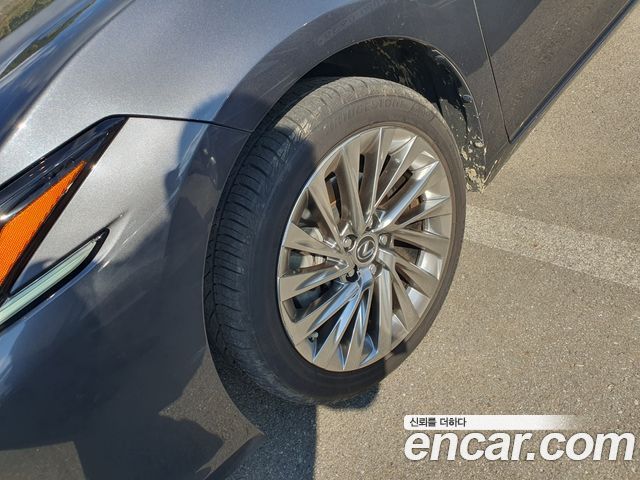 Lexus ES 2022 — photo 12