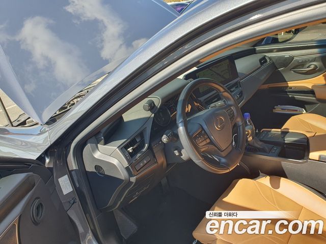 Lexus ES 2022 — photo 14