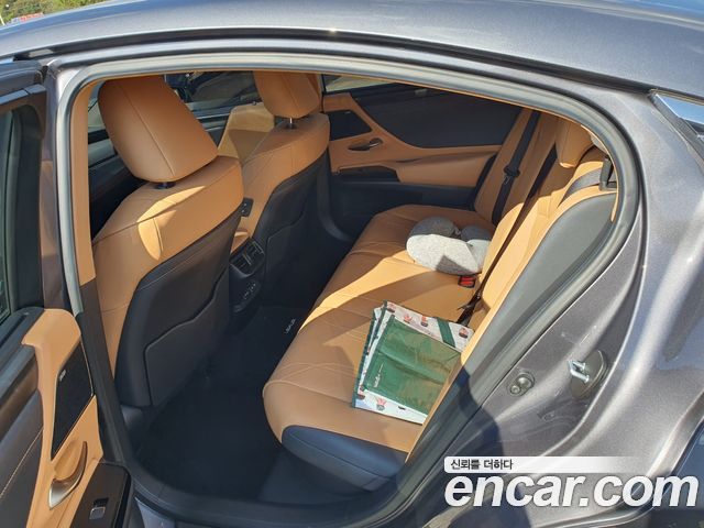 Lexus ES 2022 — photo 16