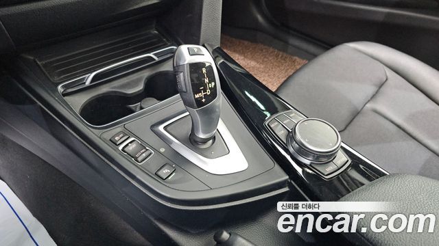 BMW 3-Series 2018 — photo 12