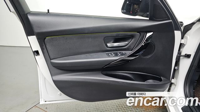 BMW 3-Series 2018 — photo 14