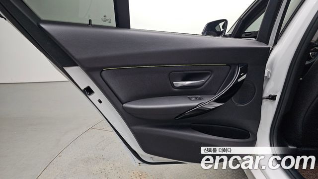 BMW 3-Series 2018 — photo 15