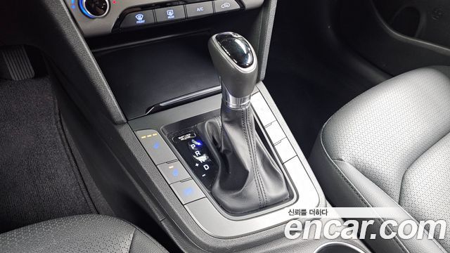 Hyundai AVANTE 2016 — photo 12