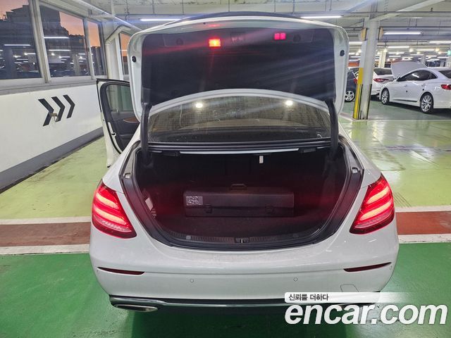 Mercedes-Benz E-Class 2019 — photo 19