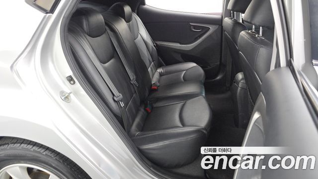 Hyundai AVANTE 2013 — photo 17
