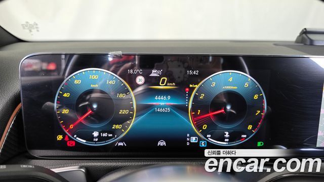 Mercedes-Benz GLB-Class 2023 — photo 8