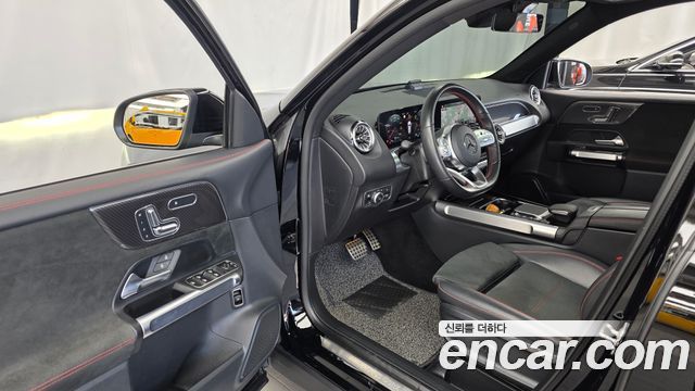 Mercedes-Benz GLB-Class 2023 — photo 10