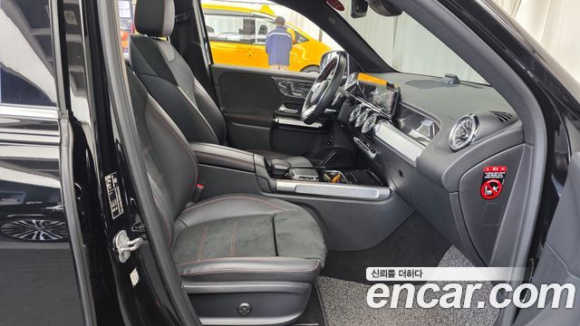 Mercedes-Benz GLB-Class 2023 — photo 11