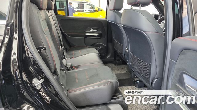 Mercedes-Benz GLB-Class 2023 — photo 12