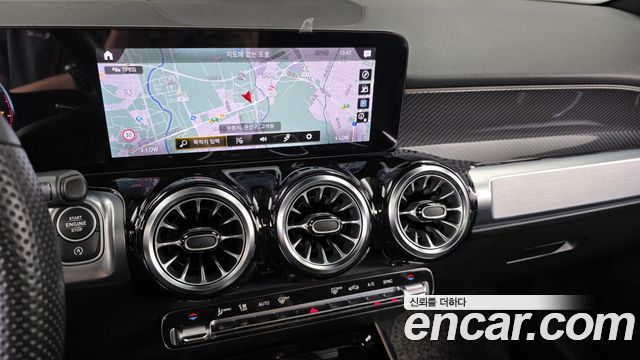 Mercedes-Benz GLB-Class 2023 — photo 14