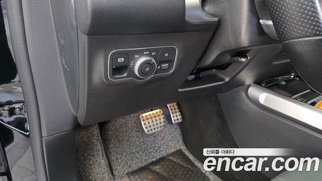 Mercedes-Benz GLB-Class 2023 — photo 18