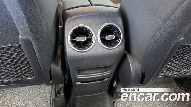 Mercedes-Benz GLB-Class 2023 — photo 19
