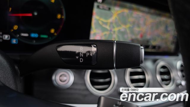 Mercedes-Benz E-Class 2023 — photo 12