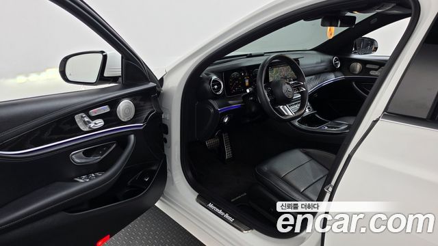 Mercedes-Benz E-Class 2023 — photo 13