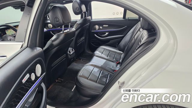 Mercedes-Benz E-Class 2023 — photo 17