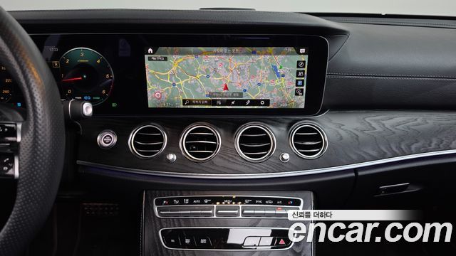 Mercedes-Benz E-Class 2023 — photo 18