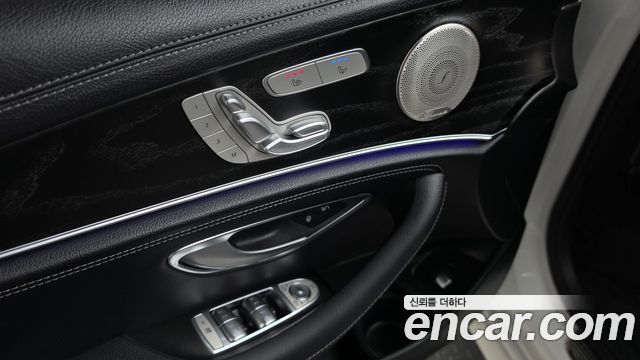 Mercedes-Benz E-Class 2023 — photo 24