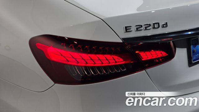 Mercedes-Benz E-Class 2023 — photo 9