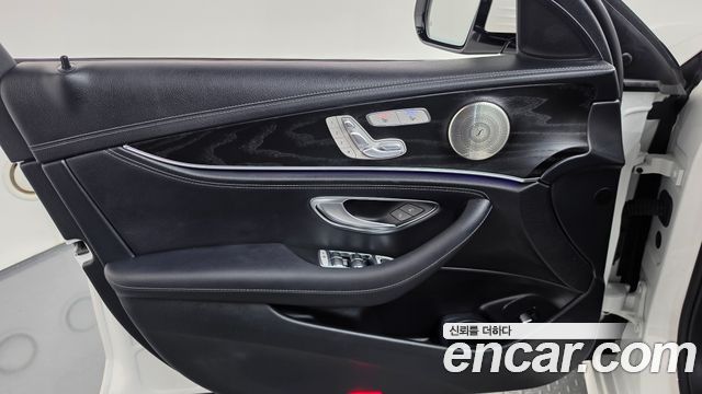 Mercedes-Benz E-Class 2023 — photo 14