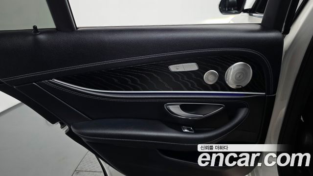 Mercedes-Benz E-Class 2023 — photo 15
