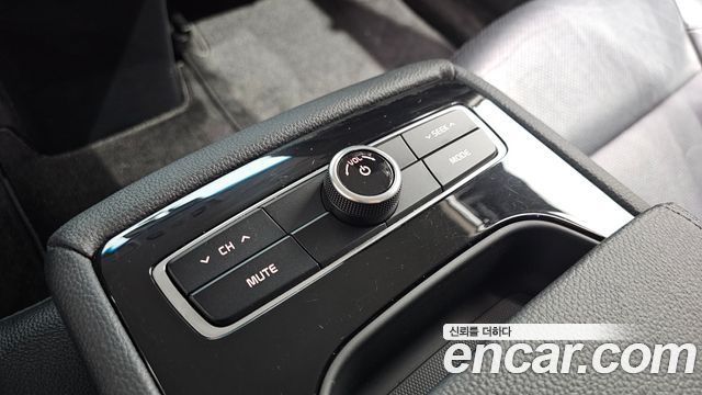 Kia K7 2018 — photo 32