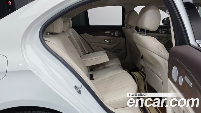 Mercedes-Benz E-Class 2019 — photo 17