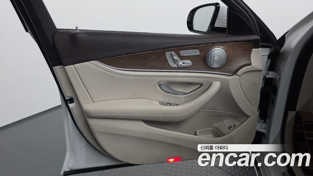 Mercedes-Benz E-Class 2019 — photo 14
