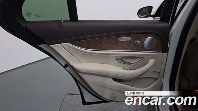 Mercedes-Benz E-Class 2019 — photo 15