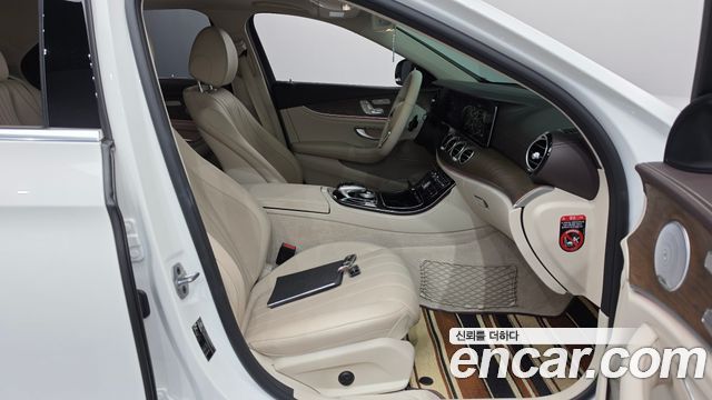 Mercedes-Benz E-Class 2019 — photo 16