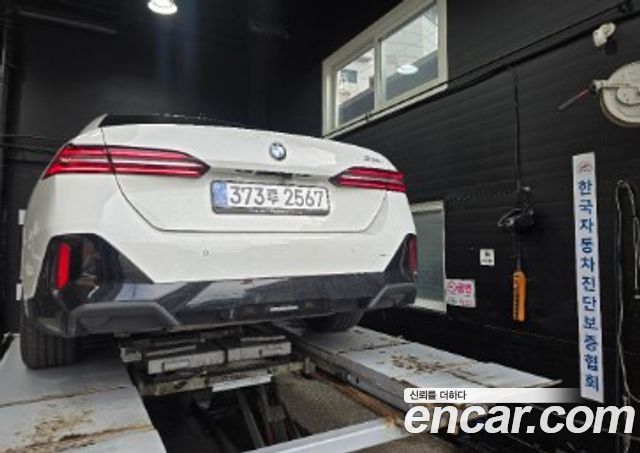 BMW 5-Series 2025 — photo 2