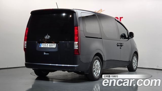 Hyundai Staria 2025 — photo 2
