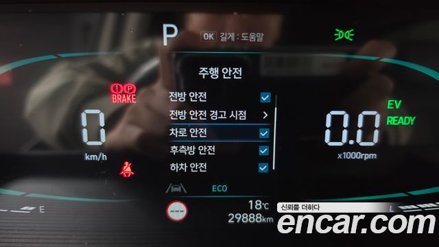 Hyundai Staria 2025 — photo 24