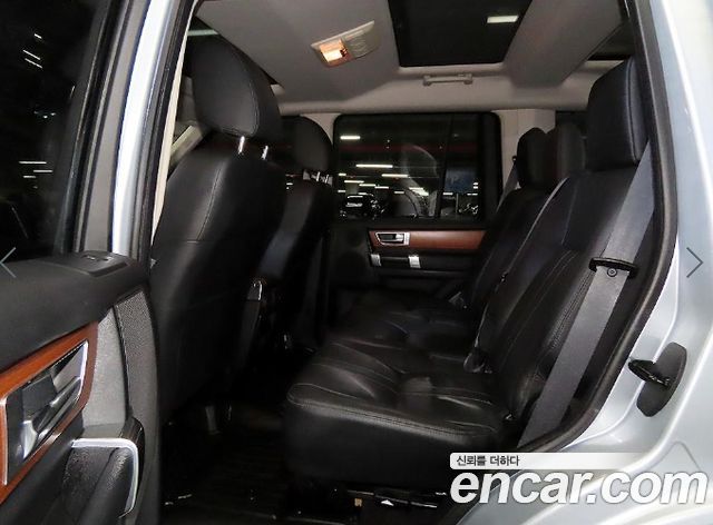 Land Rover Discovery 2010 — photo 7