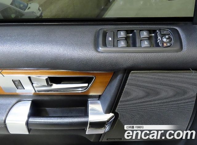 Land Rover Discovery 2010 — photo 17