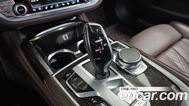 BMW 7-Series 2016 — photo 9