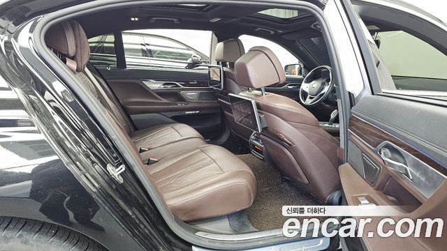 BMW 7-Series 2016 — photo 12