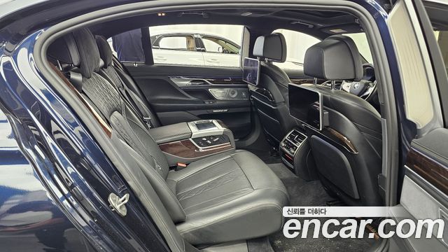 BMW 7-Series 2016 — photo 12
