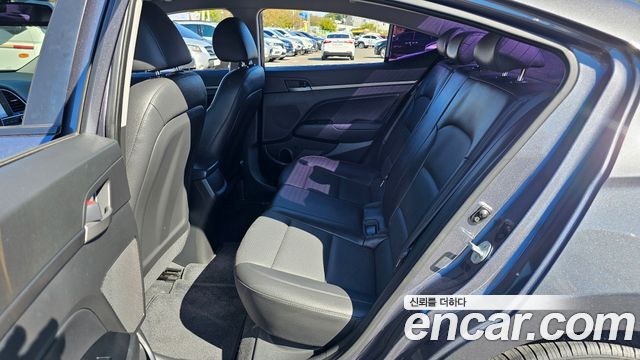 Hyundai AVANTE 2018 — photo 12