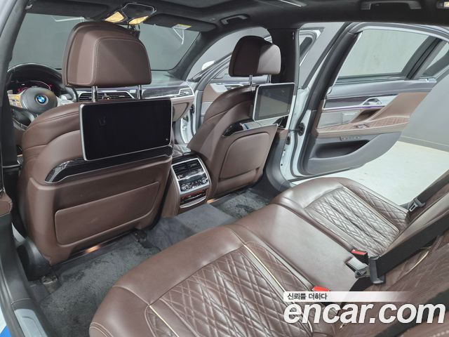 BMW 7-Series 2022 — photo 11