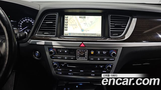 Genesis G80 2017 — photo 20