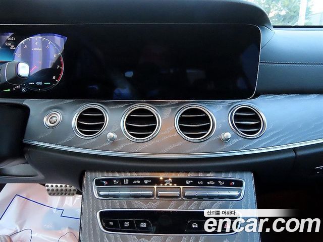 Mercedes-Benz E-Class 2022 — photo 14