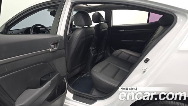Hyundai AVANTE 2016 — photo 17