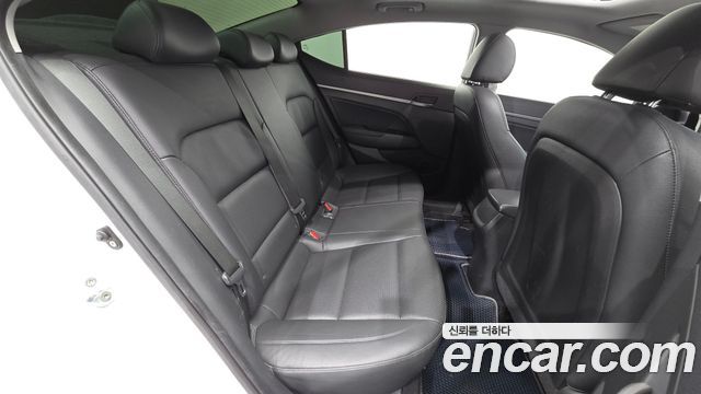 Hyundai AVANTE 2016 — photo 18