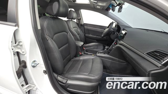 Hyundai AVANTE 2016 — photo 16