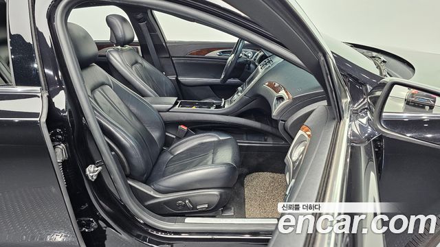Lincoln MKZ 2019 — photo 13