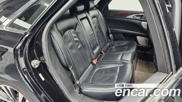 Lincoln MKZ 2019 — photo 17